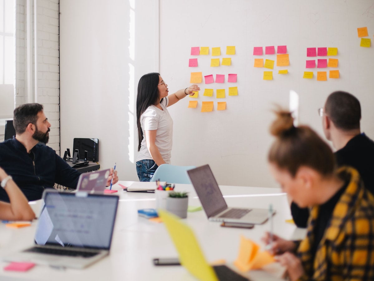 Atelier de travail avec notes murales