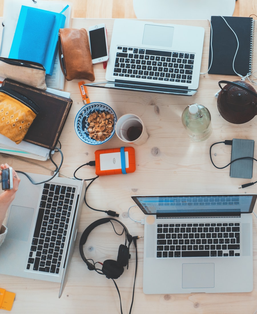 Bureau vu de haut avec ordinateurs